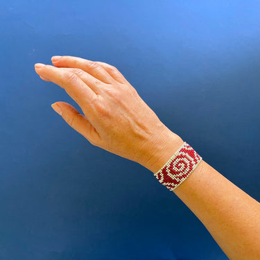 Brazalete Telar Plata Medio Espirales Rojo